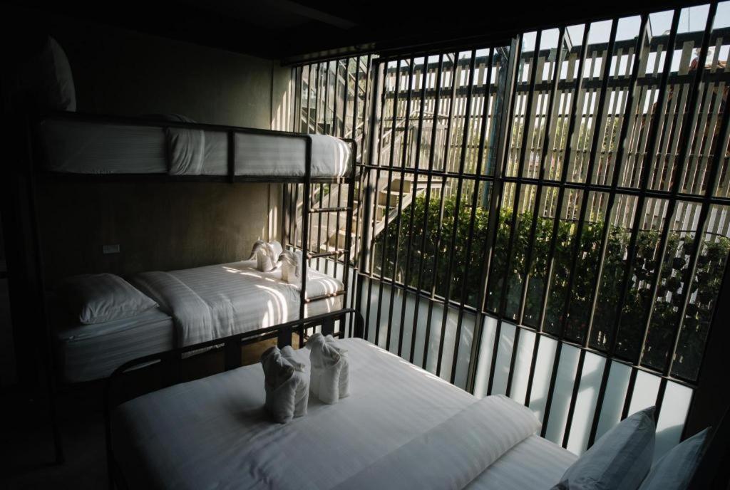 Sook Station Hostel Bangkok Exterior photo