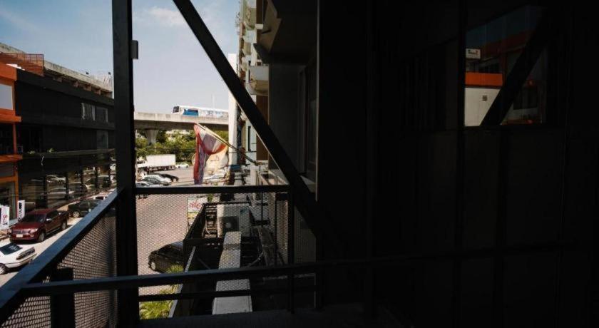 Sook Station Hostel Bangkok Exterior photo
