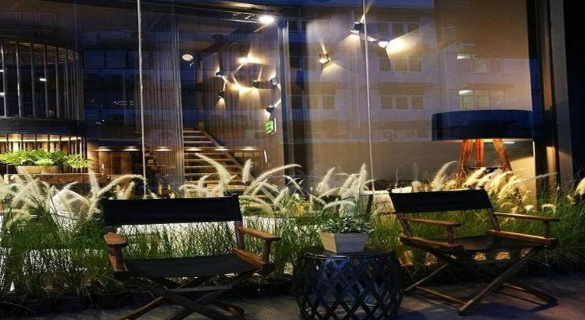 Sook Station Hostel Bangkok Exterior photo
