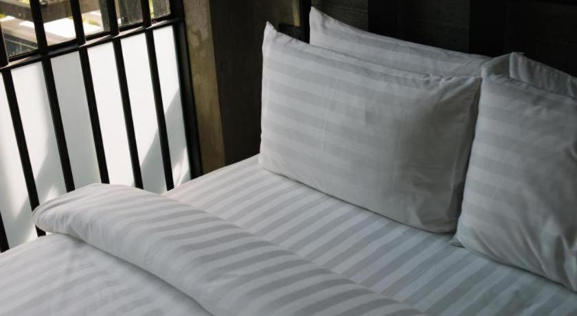 Sook Station Hostel Bangkok Exterior photo