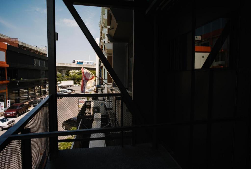 Sook Station Hostel Bangkok Exterior photo