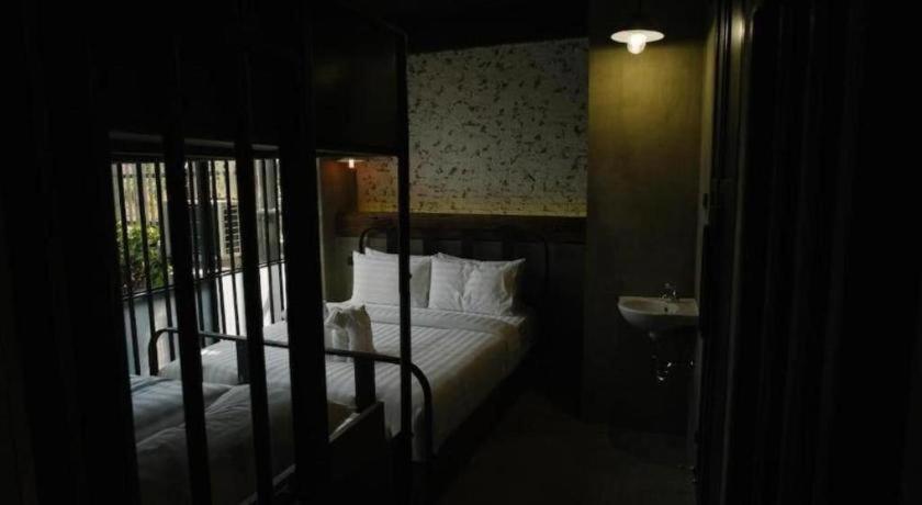 Sook Station Hostel Bangkok Exterior photo
