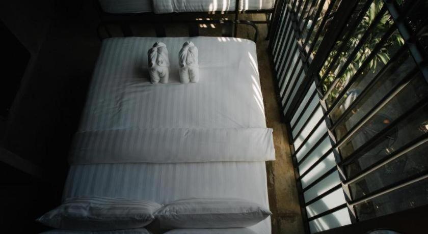 Sook Station Hostel Bangkok Exterior photo